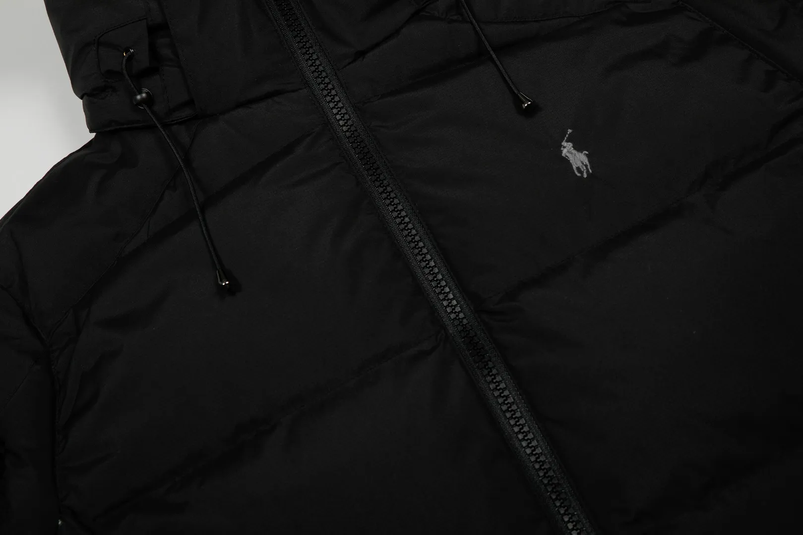 P720 Top quality" Style number: 9004# [Ralph Lauren winter basic classic embroidered men's and women's couple's same style hooded down jacket] ✅Ralph Lauren American retro arm zipper high version top-level down filling winter down jacket ✅100% high-quality white duck down, high version top-level down filling ✅Double-layer inner velvet to strictly prevent velvet running ✅Built-in adjustable drawstring, windproof and cold-proof, considerate and in place ✅Original version The maximum size can be worn up to 200 pounds. Loose and comfortable, no pressure. ✅Same style for male and female couples. Recommended OOTD outfits in winter~ Size: S-XL Color: Black White Khaki Navy Blue Light Blue